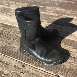 Black leather UGGS sz 6 youth